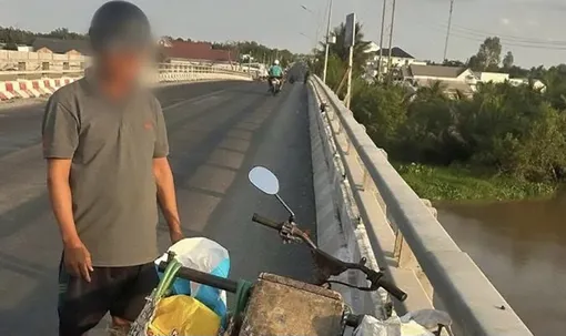 Bắt quả tang người đàn ông đổ rác nguy hiểm xuống sông Chàng Ré