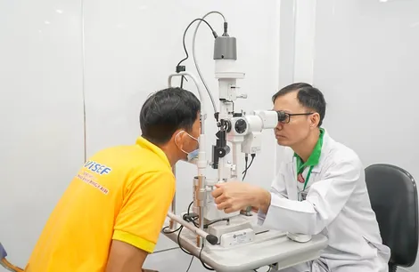 Điều trị đục thủy tinh thể bằng công nghệ phaco không dao tại Cần Thơ