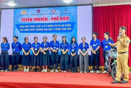 Tuyên truyền pháp luật và hướng dẫn kỹ năng lái xe an toàn
