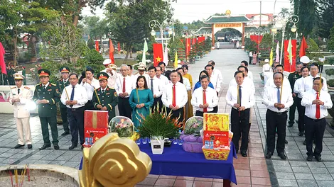 Lãnh đạo TP Cần Thơ viếng Nghĩa trang Liệt sĩ thành phố ở phường Cái Răng