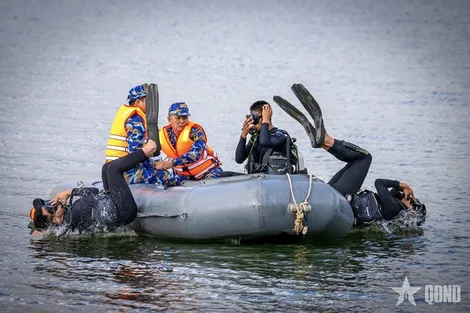 Thao trường trên biển xanh