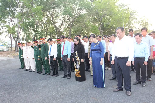 Lãnh đạo TP Cần Thơ viếng Nghĩa trang Liệt sĩ tại phường Mỹ Xuyên