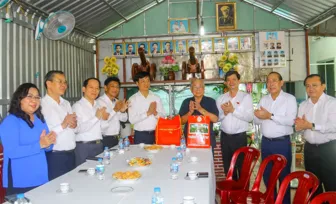 Đoàn công tác Trung ương thăm, tặng quà Mẹ Việt Nam Anh hùng, gia đình chính sách