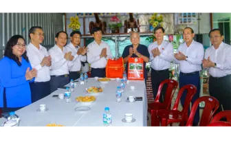 Đoàn công tác Trung ương thăm, tặng quà Mẹ Việt Nam Anh hùng, gia đình chính sách