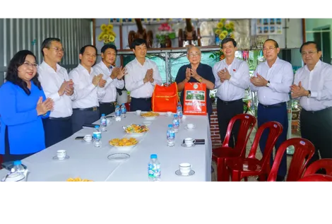 Đoàn công tác Trung ương thăm, tặng quà Mẹ Việt Nam Anh hùng, gia đình chính sách