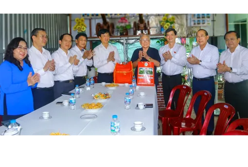 Đoàn công tác Trung ương thăm, tặng quà Mẹ Việt Nam Anh hùng, gia đình chính sách