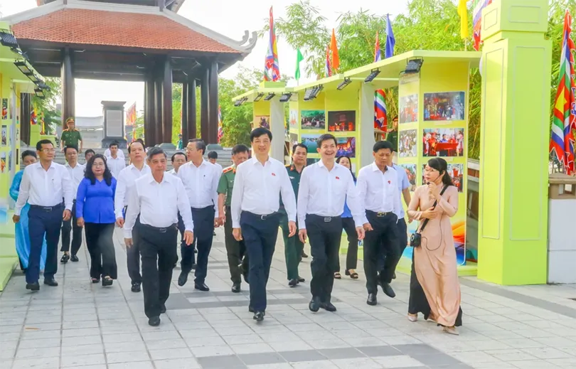 Trưởng Ban Tổ chức Trung ương dâng hương tại Đền thờ Vua Hùng