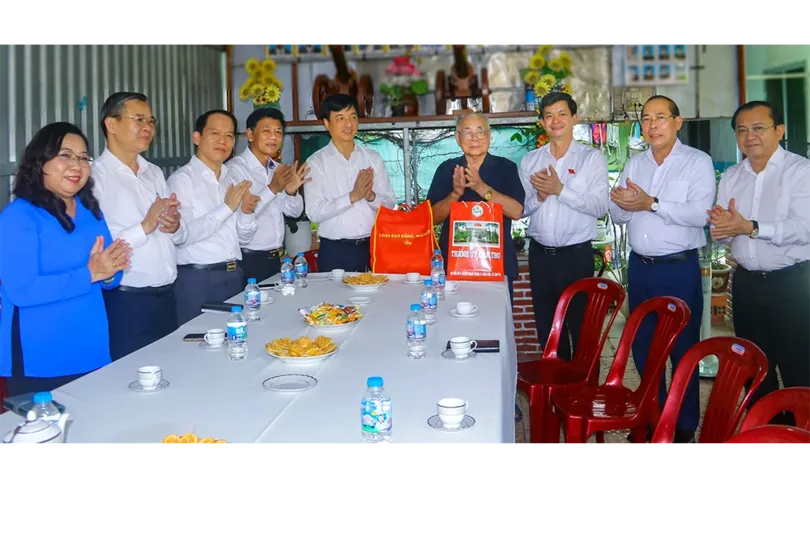 Đoàn công tác Trung ương thăm, tặng quà Mẹ Việt Nam Anh hùng, gia đình chính sách