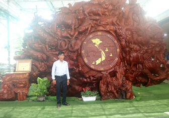 សិប្ប​ករ​ខ្មែរ​អភិ​រក្ស​ព្រ​លឹង​ចម្លាក់​ឈើ