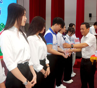 រួម​ដំ​ណើរ​ជា​មួយ​សិស្សា​នុសិស្ស​ក្រី​ក្រ