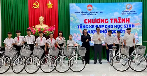 Trao 100 xe đạp cho học sinh có hoàn cảnh khó khăn