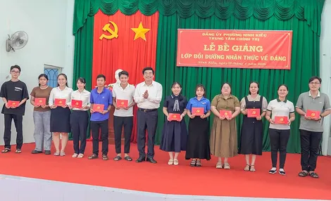 Bế giảng 5 lớp bồi dưỡng nhận thức về Đảng