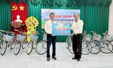 Trao 50 chiếc xe đạp cho học sinh có hoàn cảnh khó khăn tại xã Thuận Hòa