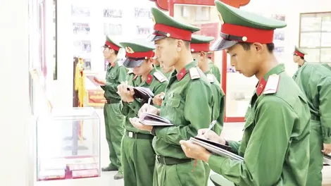 Đổi mới công tác chính trị, tư tưởng