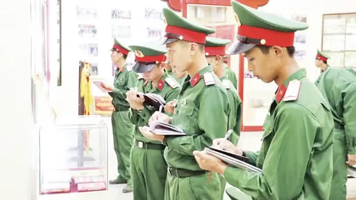Đổi mới công tác chính trị, tư tưởng