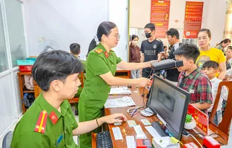 Công an TP Cần Thơ tổ chức cấp căn cước, định danh mức 2 xuyên lễ