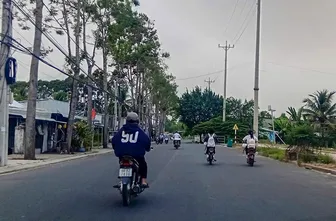 Tiềm ẩn rủi ro, mất an toàn giao thông khi học sinh chạy xe đạp điện không đội nón bảo hiểm