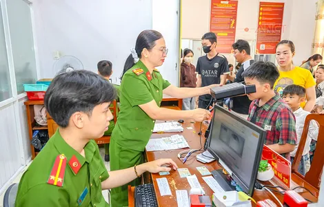 Công an TP Cần Thơ tổ chức cấp căn cước, định danh mức 2 xuyên lễ