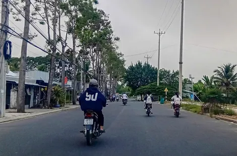 Tiềm ẩn rủi ro, mất an toàn giao thông khi học sinh chạy xe đạp điện không đội nón bảo hiểm