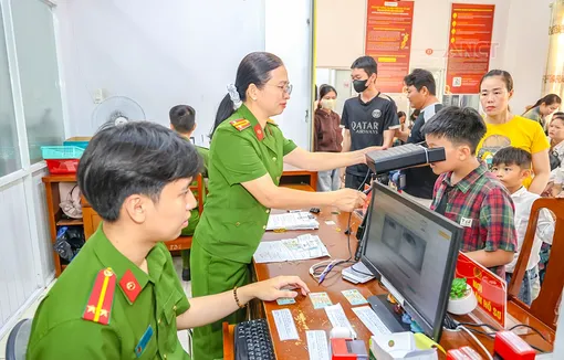 Công an TP Cần Thơ tổ chức cấp căn cước, định danh mức 2 xuyên lễ