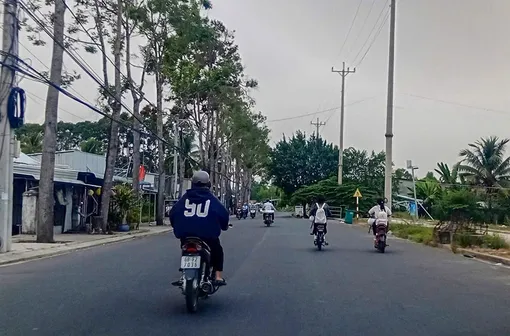 Tiềm ẩn rủi ro, mất an toàn giao thông khi học sinh chạy xe đạp điện không đội nón bảo hiểm