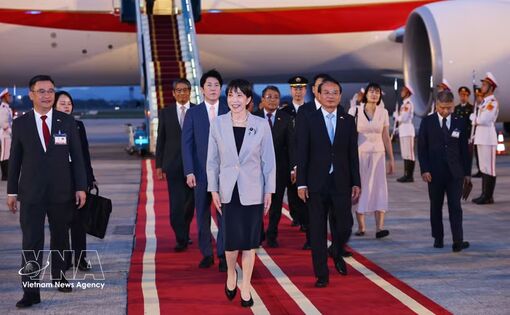 Japanese PM arrives in Hanoi, beginning official visit to Vietnam