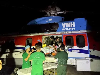 Trực thăng Binh đoàn 18 bay cấp cứu hai bệnh nhân nặng từ Trường Sa vào đất liền