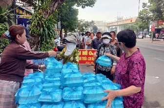 Tặng cơm, mì cho người khó khăn