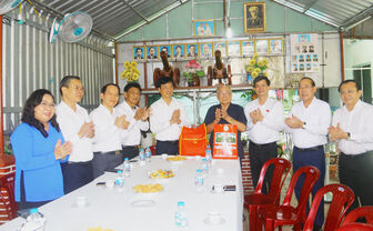 គណៈ​ប្រតិ​ភូម​ជ្ឈិម អុជ​ធូប​រំលឹក​គុណនៅ​វិហារ​ក្សត្រ​ហ៊ុង​ក្រុង​កឹង​ធើ និង​ជូនអំ​ណោយ​ដល់​គ្រួ​សារ​គោល​នយោ​បាយ គ្រួ​សារ​ក្រី​ក្រ និង​កម្ម​ករ​និយោ​ជិត