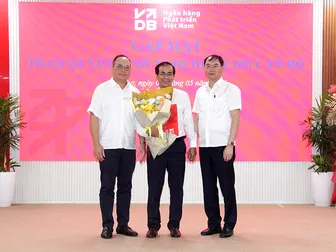 Trao quyết định công tác cán bộ tại VDB Chi nhánh Cần Thơ