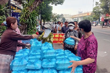 Tặng cơm, mì cho người khó khăn