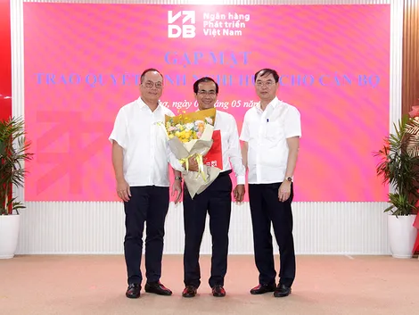 Trao quyết định công tác cán bộ tại VDB Chi nhánh Cần Thơ