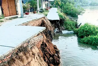 Tăng cường phòng, tránh sạt lở bờ sông trong thời điểm chuyển mùa