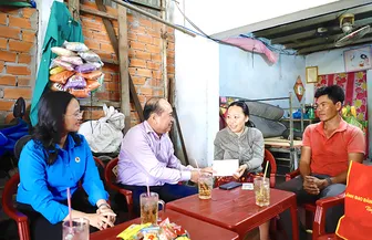 Thăm, tặng quà công nhân bị tai nạn lao động