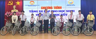 Hội đồng hương TP Cần Thơ trao tặng xe đạp cho học sinh vượt khó học giỏi