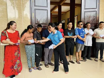 Hội LHPN phường Sóc Trăng tặng quà cho người khuyết tật, người mù, người có hoàn cảnh khó khăn