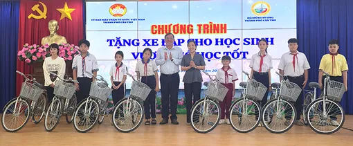 Hội đồng hương TP Cần Thơ trao tặng xe đạp cho học sinh vượt khó học giỏi