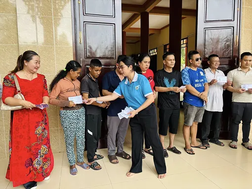 Hội LHPN phường Sóc Trăng tặng quà cho người khuyết tật, người mù, người có hoàn cảnh khó khăn