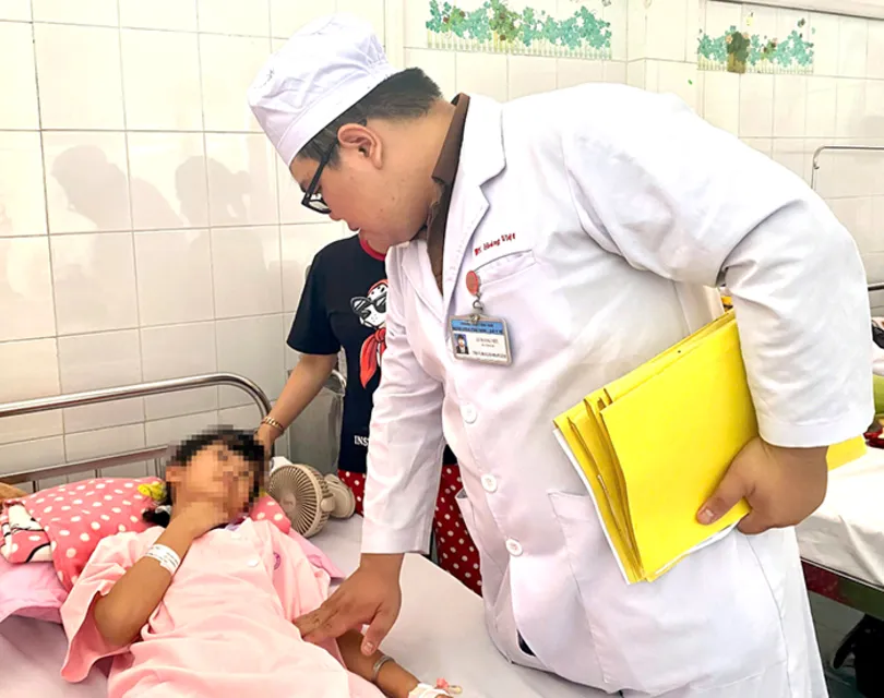 Phẫu thuật thành công khối u buồng trứng “khủng” cho bé gái 10 tuổi