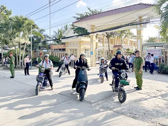 Nâng cao nhận thức từ mô hình “Cổng trường an toàn giao thông”