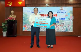 Trao 50 chiếc xe đạp tặng học sinh có hoàn cảnh khó khăn, tiếp sức đến trường tại phường Ngã Năm