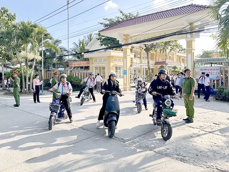 Nâng cao nhận thức từ mô hình “Cổng trường an toàn giao thông”