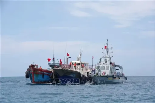 Liên tiếp ứng cứu thành công 2 tàu cá nước ngoài gặp sự cố trên biển