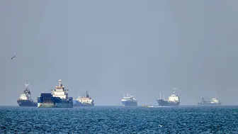 Vì sao Mỹ tạm dừng hộ tống tàu qua eo biển Hormuz?