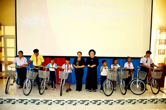 Trao 50 xe đạp cho học sinh có hoàn cảnh khó khăn xã Trần Đề