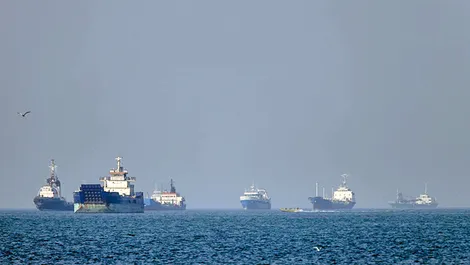Vì sao Mỹ tạm dừng hộ tống tàu qua eo biển Hormuz?