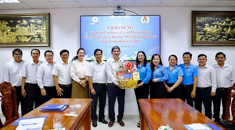 Lãnh đạo LĐLĐ TP Cần Thơ thăm hỏi tình hình sản xuất và đời sống người lao động tại doanh nghiệp