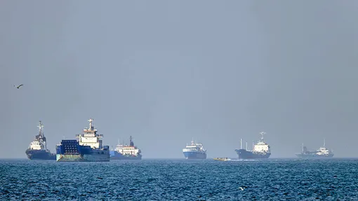 Vì sao Mỹ tạm dừng hộ tống tàu qua eo biển Hormuz?