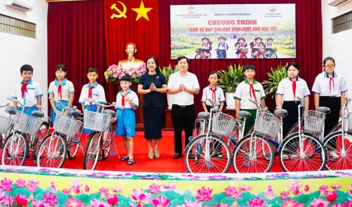 Trao 50 xe đạp tặng học sinh vượt khó học tốt tại phường Cái Răng