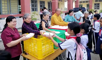 Những suất cơm ấm lòng trước giờ vào lớp
